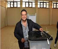صور| بـ«الاسكوتر».. مراد مكرم يدلي بصوته في الاستفتاء