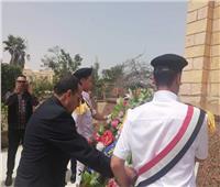 محافظ شمال سيناء يضع أكليل الزهور علي النصب التذكاري بالعريش