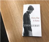 جون كيري يحتفل بكتابه الجديد في معرض أبوظبي للكتاب