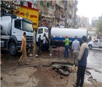 بالصور| انفجار ماسورة مياه أسفل كوبري الساعة في الإسكندرية