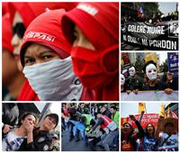 بالصور| «أقنعة وتظاهرات غاضبة».. هكذا احتفل عمال العالم بعيدهم