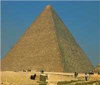 3 تهم تلاحق «متسلق الهرم الكبير» بعد إلقائه الحجارة على الزائرين