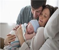 الإتيكيت بيقولك| 9 قواعد للتهنئة بالمولود الجديد.. «لا تقبل الطفل من فمه»