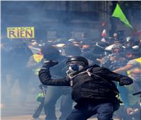 الشرطة الفرنسية تطلق الغاز المسيل للدموع أثناء احتجاجات عيد العمال في باريس