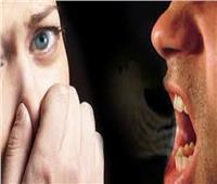 طبيب أسنان يوجه نصائح للتخلص من رائحة الفم الكريهة