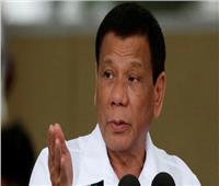 صرصور «ليبرالي» يتسلق كتف الرئيس الفلبيني دوتيرتي | فيديو