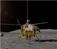 المركبة الطوّافة القمرية الصينية تجري استكشافات علمية بجانب القمر