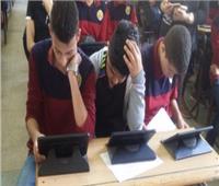 طلاب أولي ثانوي يؤدون الامتحان إلكترونيا بالشرقية 