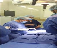 وكيل وزارة الصحة بالمنوفية يجري جراحة لطفلة في مستشفى منوف