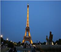 إخلاء برج إيفل بباريس بعد تسلق رجل للمزار الشهير