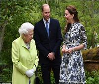 صور وفيديو| الملكة إليزابيث تزور حديقة من تصميم كيت ميدلتون في معرض الزهور