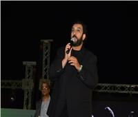 صور| حسام حسني يُغني لعدوية وعمرو دياب مع جمهور «التجمع الخامس»