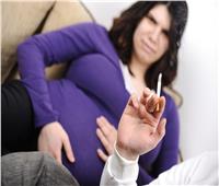 دراسة: التدخين بجانب المرأة الحامل يصيب الجنين بـ"الربو"