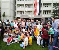 «جامعة المنصورة» تشارك الأطفال المرضى فرحتهم بالعيد 