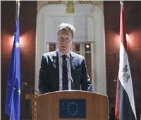 سفير الاتحاد الأوروبي يعزي أسر شهداء الهجوم الإرهابي بالعريش