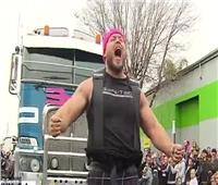 شاهد| أقوى رجل في إستراليا يشد شاحنة تزن 42 طن بسهولة 