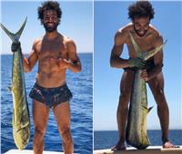 محمد صلاح ينجح في صيد سمكة ضخمة بالبحر الأحمر