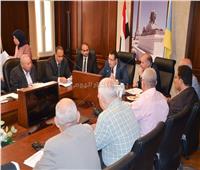محافظ الإسكندرية يوجه رؤساء الأحياء بمتابعة خطة الرصف