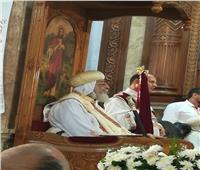 الأنبا مكاري يهنئ البابا تواضروس لمرور 22 عاما على سيامته «أسقفًا»