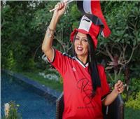 شاهد| ارتدت قميص المنتخب وحملت العلم.. رانيا يوسف تدعم الفراعنة قبل «الكان»