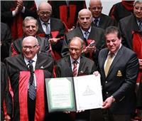 جامعة عين شمس تهنئ «هاني عازر» لحصوله على وسام الاستحقاق الألماني