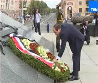 فيديو| الرئيس السيسي يضع إكليل الزهور على النصب التذكاري ببيلاروسيا