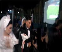 صور| تركوا حفل الزفاف.. عروسان يشاهدان مباراة مصر وزيمباوي وسط الجماهير