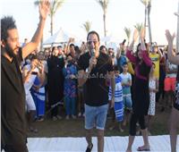 صور| شحتة كاريكا يُشعل أجواء الشاطئ بحفل «الهاموك»