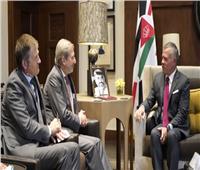 عاهل الأردن يبحث سبل التعاون المشترك مع مفوض سياسة الجوار الأوروبية