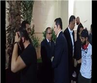 فيديو| علاء مبارك يقدم واجب العزاء في والد «ميدو»