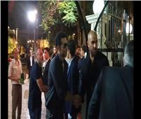 فيديو| عمرو سعد ومدحت العدل يؤديان واجب العزاء في والد «ميدو»