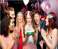 الإتيكيت بيقولك| كيف تحتفل بعيد ميلاد صديقك أثناء العمل دون إزعاج المدير؟ 
