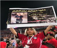 الجمهور يرفع لافتات الشهيد عمر القاضي في ستاد القاهرة