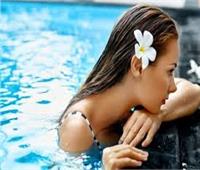 لجمالك| ماء البحر وكلور حمام السباحة يؤثران على شعرك.. هذه طرق حمايته