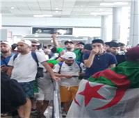 أمم إفريقيا 2019| سجدة على علم الجزائر في أرض مطار القاهرة 