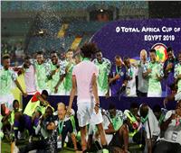 صور| لاعبو نيجيريا يتسلمون ميداليات المركز الثالث