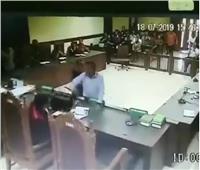 شاهد| محامي يعتدي على قاضي في أحد المحاكم الأندونيسية