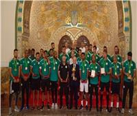 رئيس الجزائر يمنح لاعبي الخضر أوسمة الاستحقاق