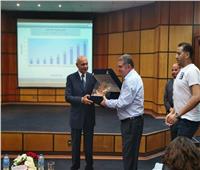 صور| وزير قطاع الأعمال العام يزور شركة الإسكندرية لتداول الحاويات 