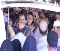 فيديو | أحمد الفيشاوي ينفعل على الصحفيين فى جنازة والده 
