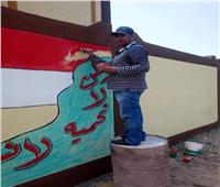 بالصور.. رئيس وحدة محلية بالغربية يرسم جداريات على مدرسة جديدة 