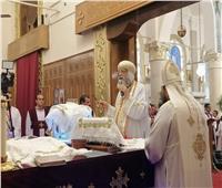 البابا تواضروس يهنىء كهنة كنيسة مارجرجس بذكرى القداس الأول
