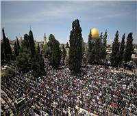 الفلسطينيون يتحدون إسرائيل بصلاة عيد موحدة بالمسجد الأقصى