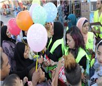 عيد الأضحى 2019| متطوعون أقباط يوزعون ورود وهدايا أمام معبد الأقصر 