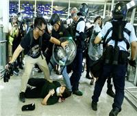بالصور| اشتباك بين المحتجين والشرطة في مطار هونج كونج
