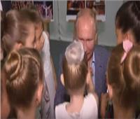 شاهد| الرئيس الروسي بوتين يجلس على ركبتيه ليقبل يد طفلة صغيرة