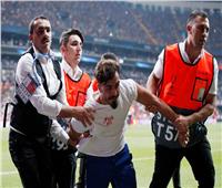 صور| مشجع يقتحم مباراة ليفربول وتشيلسي والأمن يتدخل