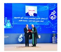 رئيس جامعة الأزهر يهنئ «أبو السرور» بتكريمه في «عيد العلم»