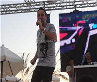 صور| مصطفى قمر يُغني ألبومه الجديد بحفل الساحل الشمالي