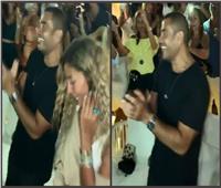 فيديو| «الهضبة مولعها».. عمرو دياب ودينا الشربيني يرقصان على «يوم تلات»